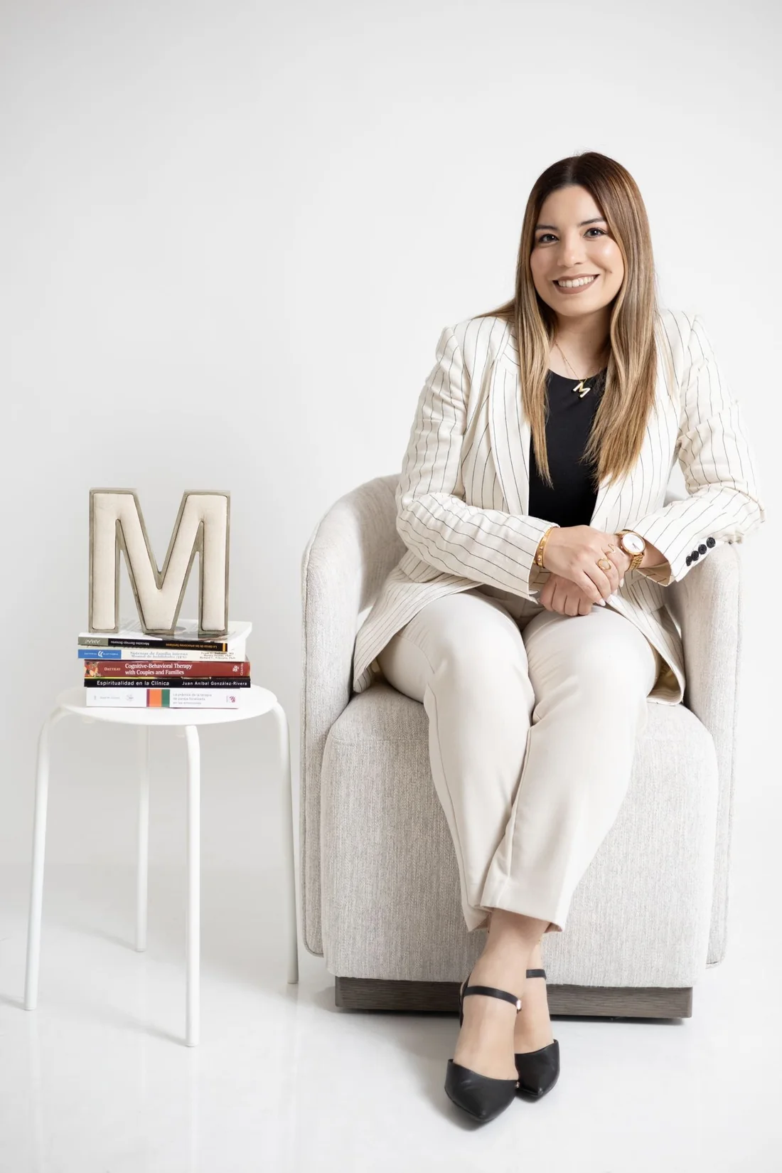 Foto profesional de Dra. Melanie Acevedo Vélez en su espacio